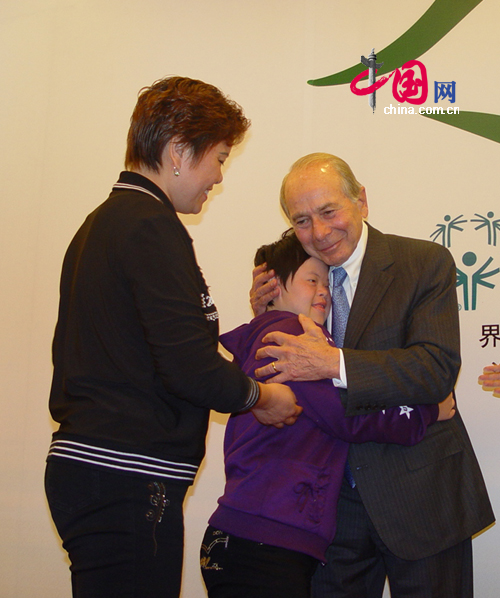 格林伯格先生親切地抱住趙曾曾