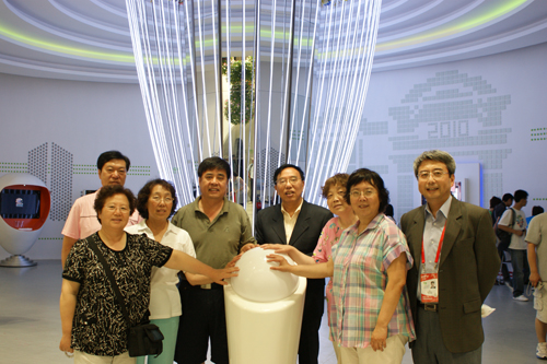 圖為部分老干部與上海市殘聯(lián)金放理事長、生命陽光館館長曹子平在生命陽光柱前留念