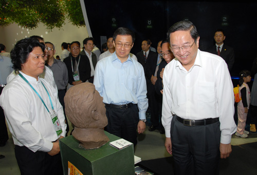 圖為俞正聲書記一行觀看上海殘疾人藝術(shù)家現(xiàn)場才藝展示