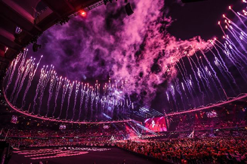 3月21日，第十五屆世界夏季特殊奧林匹克運動會在阿聯(lián)酋阿布扎比閉幕。圖為閉幕式上燃放的煙花（3月21日攝）。新華社記者夏一方攝