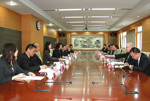 圖為中國(guó)殘聯(lián)主席、康復(fù)國(guó)際主席張海迪會(huì)見(jiàn)聯(lián)合國(guó)兒童基金會(huì)執(zhí)行主任亨麗埃塔·福爾