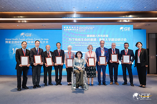 圖為張海迪向境外專家頒發(fā)了康復(fù)大學(xué)(籌)專家咨詢委員會(huì)專家聘書(shū) 圖為張海迪向境外專家頒發(fā)了康復(fù)大學(xué)(籌)專家咨詢委員會(huì)專家聘書(shū)