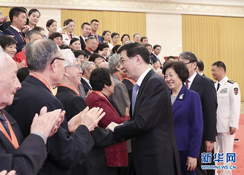 9月25日，“最美奮斗者”表彰大會(huì)在北京舉行。中共中央政治局常委、中央書(shū)記處書(shū)記王滬寧會(huì)見(jiàn)受表彰人員和親屬代表?！⌒氯A社記者 丁海濤 攝