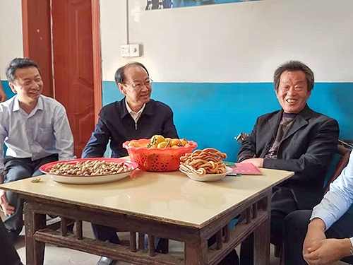 圖為周長奎看望慰問貧困殘疾人家庭