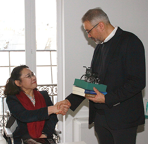 圖為張海迪向巴黎2024年奧組委會(huì)秘書(shū)長(zhǎng)贈(zèng)送紀(jì)念品 圖為張海迪向巴黎2024年奧組委會(huì)秘書(shū)長(zhǎng)贈(zèng)送紀(jì)念品