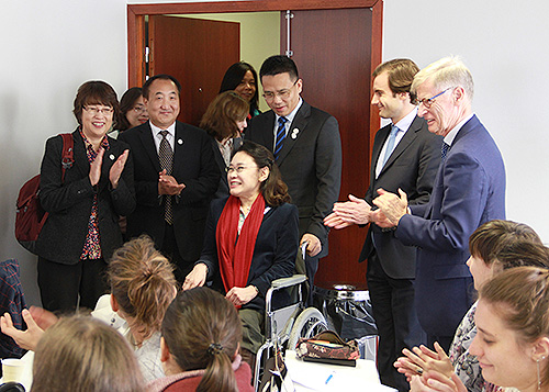 圖為張海迪訪問(wèn)法國(guó)宜世高等精神運(yùn)動(dòng)與康復(fù)學(xué)院 圖為張海迪訪問(wèn)法國(guó)宜世高等精神運(yùn)動(dòng)與康復(fù)學(xué)院