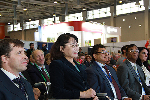 圖為張海迪出席俄羅斯創(chuàng)新科技博覽會開幕式