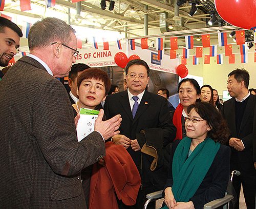 圖為張海迪與俄羅斯創(chuàng)新科技博覽會參展商親切交流