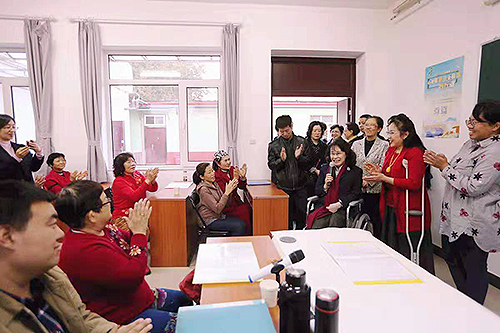 圖為張海迪和十八里鄉(xiāng)殘疾人合唱團(tuán)交談