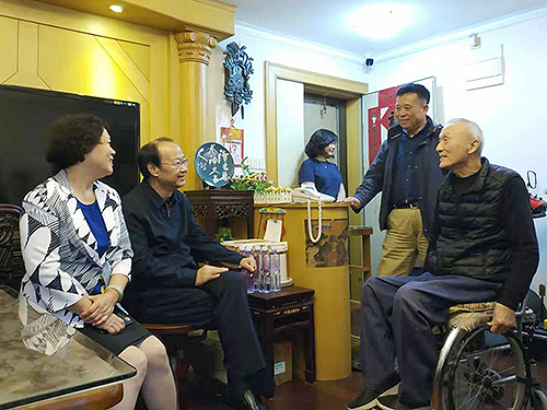 圖為周長(zhǎng)奎走訪慰問殘疾人家庭 圖為周長(zhǎng)奎走訪慰問殘疾人家庭