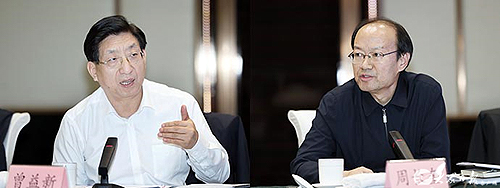 圖為中國殘聯(lián)黨組書記、理事長周長奎，國家衛(wèi)生健康委黨組成員、副主任曾益新講話