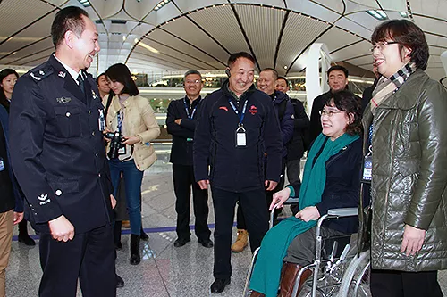 圖為張海迪與機場工作人員交談