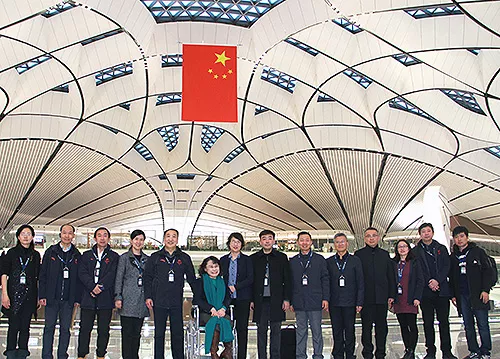 圖為張海迪和北京冬奧組委相關(guān)部門工作人員考察無障礙工作