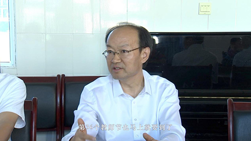 圖為第36個(gè)教師節(jié)前夕，中國(guó)殘聯(lián)黨組書(shū)記、理事長(zhǎng)周長(zhǎng)奎赴四川省涼山州西昌市看望特教學(xué)校師生