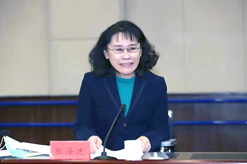 圖為張海迪出席會議并講話