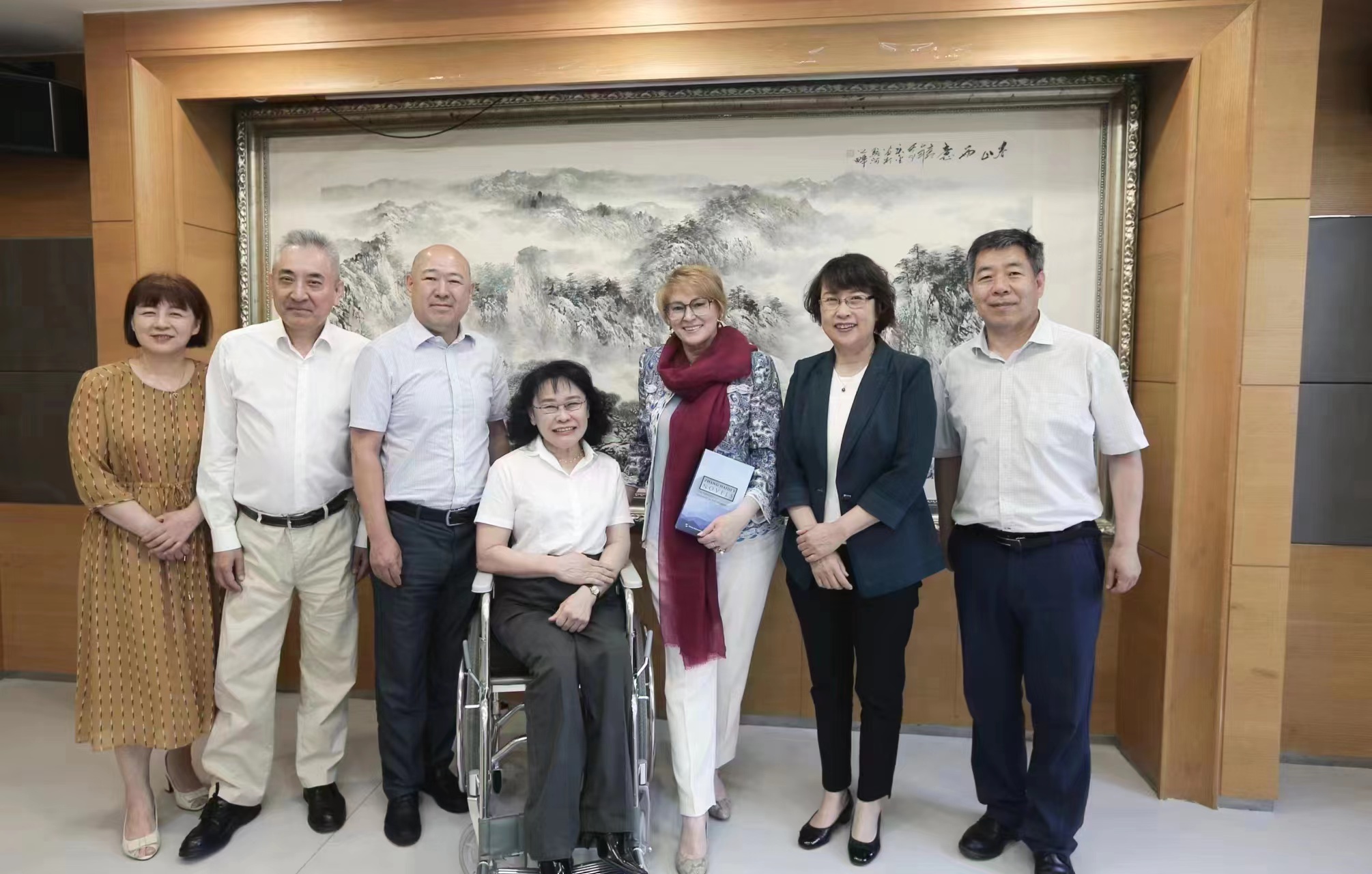 圖為張海迪在京會(huì)見中俄殘疾人事務(wù)理事會(huì)俄方委員一行