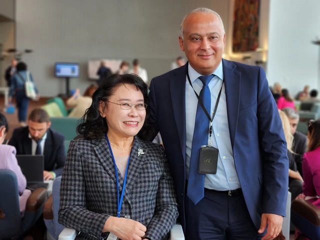 圖為張海迪主席與殘疾人權(quán)利公約大會(huì)主席合影