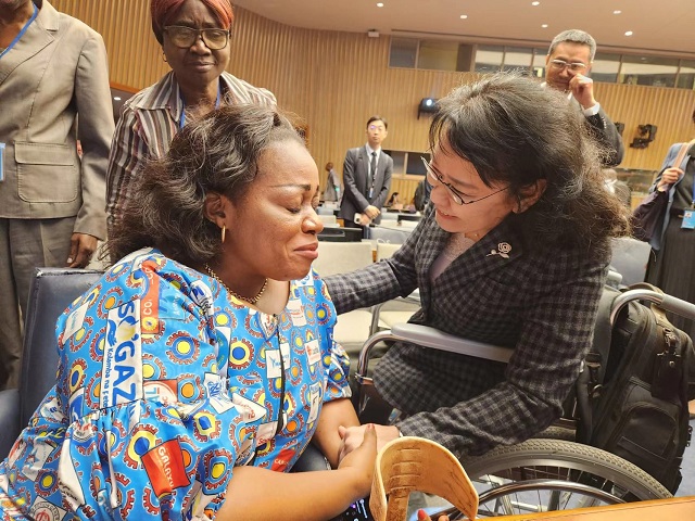 圖為張海迪主席與剛果民主共和國(guó)政府代表親切交談