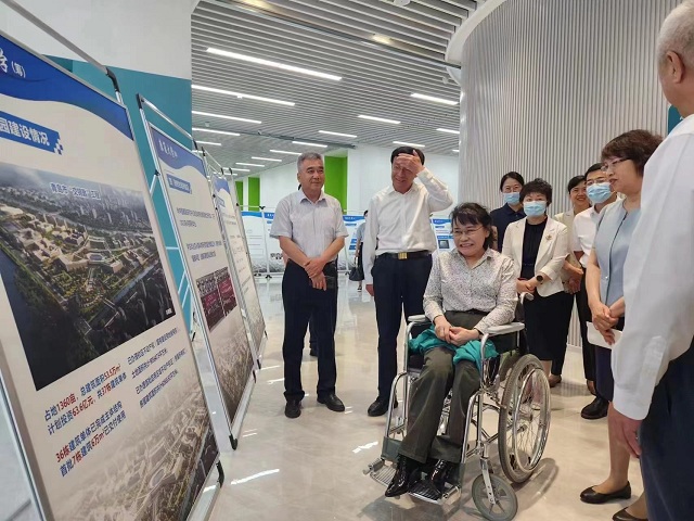 圖為張海迪在康復大學調(diào)研