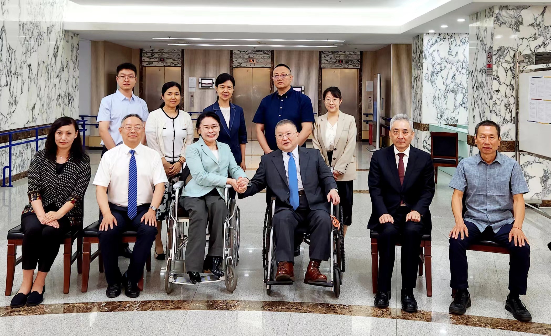 圖為張海迪會(huì)見(jiàn)日本藤田醫(yī)科大學(xué)法人才藤榮一一行