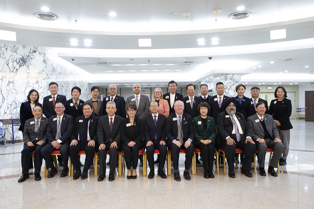 圖為會見合影 圖為會見合影