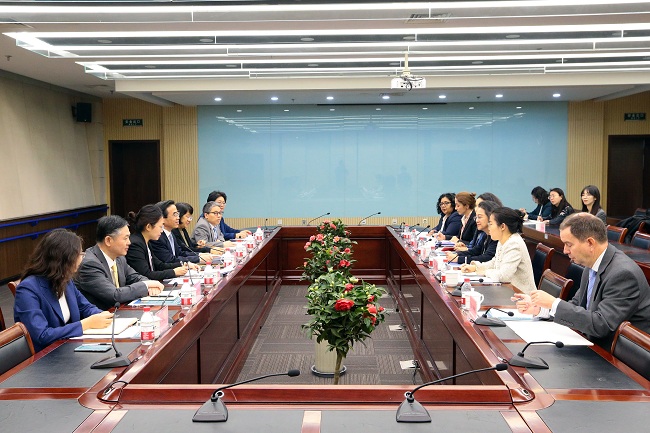 圖為中國殘聯(lián)主席程凱會(huì)見聯(lián)合國亞太經(jīng)社會(huì)執(zhí)秘阿里沙赫巴納 圖為中國殘聯(lián)主席程凱會(huì)見聯(lián)合國亞太經(jīng)社會(huì)執(zhí)秘阿里沙赫巴納