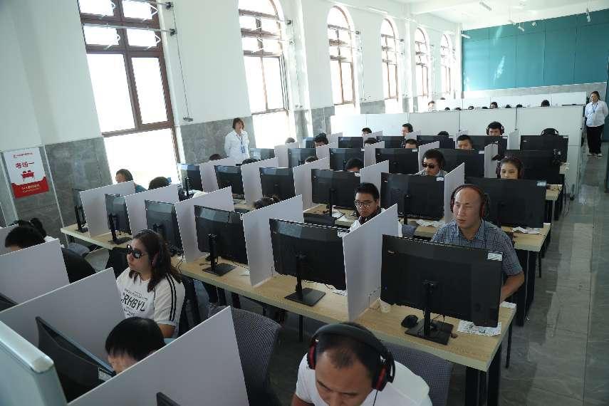 圖為黑龍江考區(qū)綜合筆試考試現(xiàn)場(chǎng) 圖為黑龍江考區(qū)綜合筆試考試現(xiàn)場(chǎng)