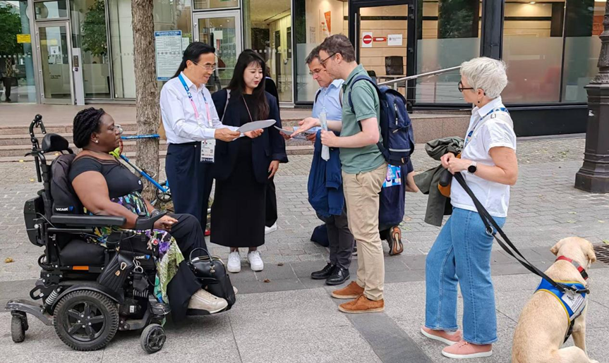 圖為現(xiàn)場(chǎng)考察巴黎無障礙社區(qū)提升項(xiàng)目